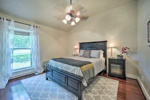 una camera da letto con un letto e un ventilatore a soffitto di Buda Home with Deck and Fire Pit - 15 Mi to Austin! a Buda
