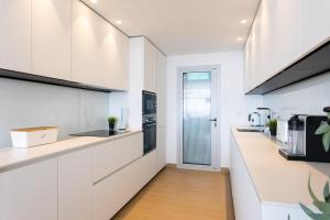 Kuchyň nebo kuchyňský kout v ubytování Ensuite Deluxe Jacuzzi & Parking Privado