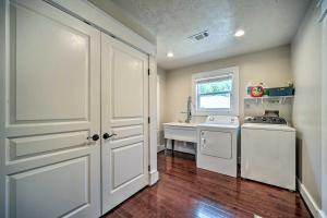 Cucina o angolo cottura di Buda Home with Deck and Fire Pit - 15 Mi to Austin!