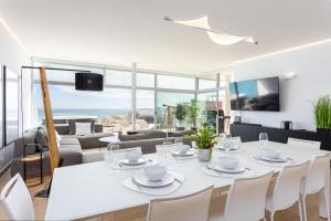 TV a/nebo společenská místnost v ubytování Ensuite Deluxe Jacuzzi & Parking Privado