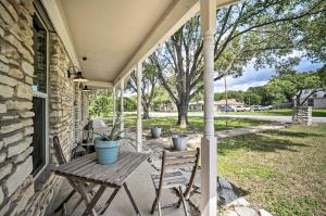 Giardino di Buda Home with Deck and Fire Pit - 15 Mi to Austin!
