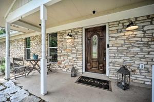 Patio o area all'aperto di Buda Home with Deck and Fire Pit - 15 Mi to Austin!