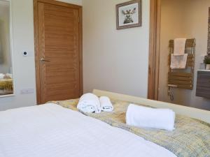 a bedroom with a bed with two towels on it at The Hayloft-ukc2489 in Mountfield