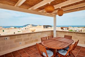 uma mesa e cadeiras numa varanda com vista em Casa Piti Stunning View em Favignana