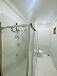 bagno con doccia in vetro e servizi igienici di Resort Maya Beach a Trincomalee