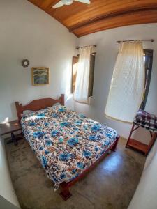 En eller flere senger på et rom på Donana Hostel de Guiné