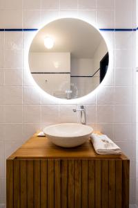 La salle de bains est pourvue d'un lavabo et d'un miroir. dans l'établissement Hôtel Le Français, à La Flotte