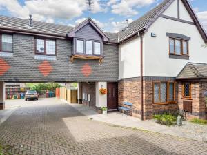 an image of a house with a driveway at The Birds Nest in Longridge