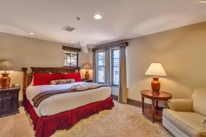 - une chambre avec un grand lit et un canapé dans l'établissement The Chateaux Deer Valley, à Park City