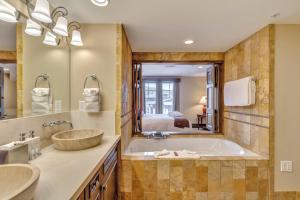 baño con bañera y espejo grande en The Chateaux Deer Valley, en Park City