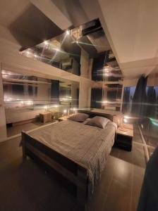 Un dormitorio con una cama grande con luces. en CHAMBRE MIROIR Marseille T2 + jardin privé, en Marsella