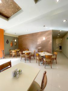 ein Esszimmer mit Tischen und Stühlen in der Unterkunft Hotel Fenix in Los Mochis