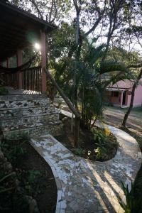 un passaggio in pietra di fronte a una casa di Casa das Irmãs - Só Mulheres - Women Only a Vale do Capao