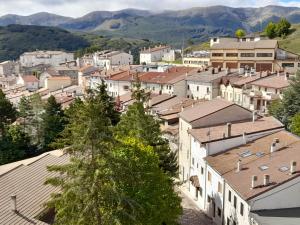 einen Überblick über eine Stadt mit Bergen im Hintergrund in der Unterkunft Attico Vittoria in Rivisondoli