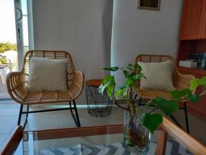 dwa krzesła i wazon z rośliną na szklanym stole w obiekcie Vivienda vacacional La Graja w mieście Santa Cruz de la Palma
