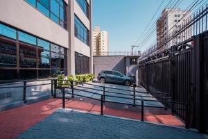 a car parked in a parking lot between buildings at GoÁtica Aeroporto Congonhas in Sao Paulo