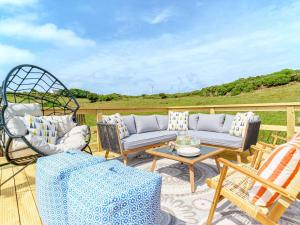 a patio with couches and a table and chairs at Y Graiglwyd in Amlwch