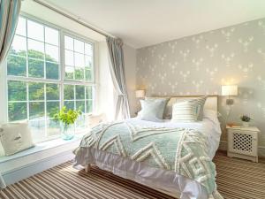 a bedroom with a bed and a window at Y Graiglwyd in Amlwch