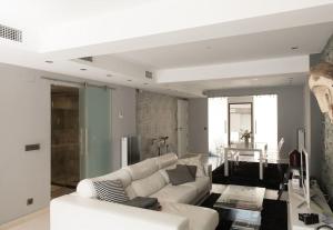 - un salon avec un canapé blanc et une table dans l'établissement LOFT EXCLUSIVO EN EL CENTRO, à Saragosse