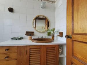 ein Bad mit einem Waschbecken und einem Spiegel in der Unterkunft Hermosa casona sobre la represa la Esmeralda in Somondoco