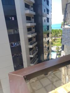 een uitzicht vanaf het balkon van een gebouw bij Duplex Beira Mar Pajuçara Maceió in Maceió
