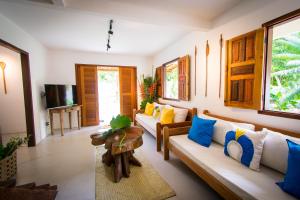 ein Wohnzimmer mit einem Sofa und einem Tisch in der Unterkunft Casa João Viera Trancoso in Trancoso