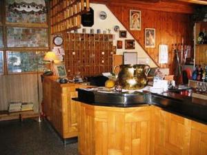 una cucina con bancone e bollitore per il tè. di Hotel Quo Vadis a None