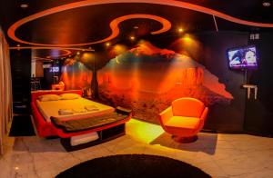 Habitación con cama y TV. en Motel Aquarius (Adults Only), en Caxias do Sul