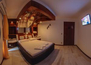 um quarto com uma cama grande num quarto em Motel Aquarius (Adults Only) em Caxias do Sul