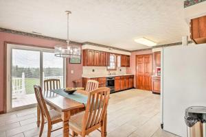 Η κουζίνα ή μικρή κουζίνα στο Charming Williamstown Retreat with Private Yard