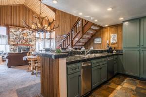 una cocina con fregadero y una escalera en una casa en Mountainback 19, en Mammoth Lakes