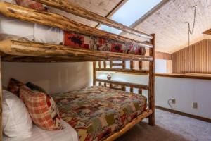 a bedroom with two bunk beds in a cabin at Mountainback 19 in Mammoth Lakes