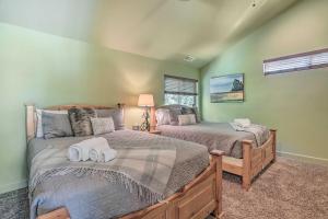 Duas camas num quarto com paredes verdes em The Zen Playhouse with Lake Arrowhead Access! em Lake Arrowhead