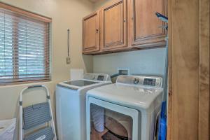 Dapur atau dapur kecil di The Zen Playhouse with Lake Arrowhead Access! +27 gambar