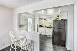 Dapur atau dapur kecil di Peaceful Gainesboro Retreat with Deck and Yard!