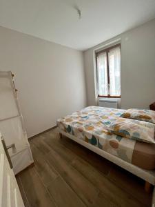 Tempat tidur dalam kamar di Appartement rénové à 15 min de Lyon