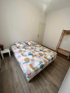 Ένα ή περισσότερα κρεβάτια σε δωμάτιο στο Appartement rénové à 15 min de Lyon