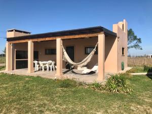 un patio con una hamaca y una casa en Las Marías en Azcuénaga
