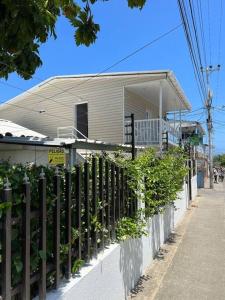 una casa con una valla delante de ella en ARNAS HOME, en San Andrés