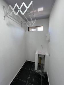 a white room with a sink and a window at ARNAS HOME in San Andrés