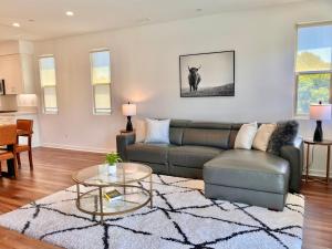 un soggiorno con divano e tavolo di Casa Dolce Vita - A Luxury Modern-Vintage Stay - Get Deals on Monthly - 30-Night Minimum a Irvine
