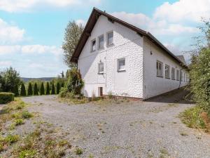 een wit huis met een grindoprit bij Cosy holiday home with terrace in Winterberg in Winterberg