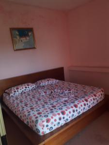 Tempat tidur dalam kamar di Hotel Meteor