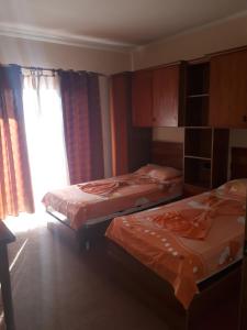 Tempat tidur dalam kamar di Hotel Meteor