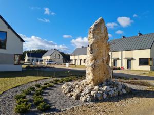 eine Felsskulptur in einem Garten vor einem Gebäude in der Unterkunft Moje Miejsce Jura in Lgota Murowana