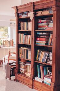 una mensola in legno piena di libri di Lipolas-slowlife&guesthouse a Jurków