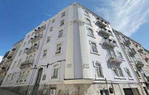 - un grand bâtiment blanc avec des fenêtres et des balcons dans l'établissement Dreamy Alameda Apartment, à Lisbonne