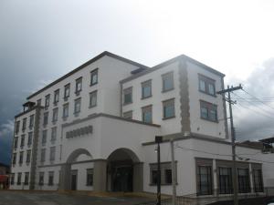 a white building on a street corner at Hotel La Mina Parral in Hidalgo del Parral