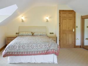 una camera con letto e porta in legno di No 1 Pegraig Draw - Uk6434 a Llanychaiarn