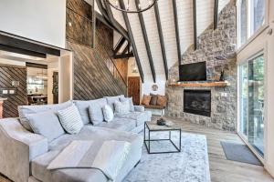 Una sala de estar con un sofá y una chimenea. en Luxe Timberland Villa with Lake Arrowhead Access!, en Lake Arrowhead